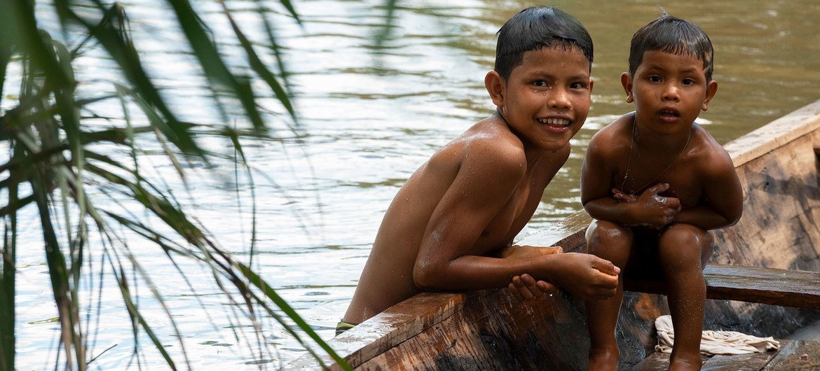 Crianças indígenas na Amazônia 