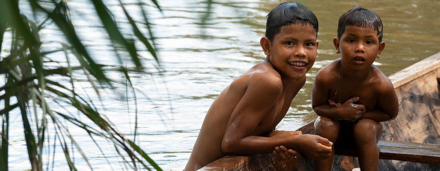 Crianças indígenas na Amazônia 