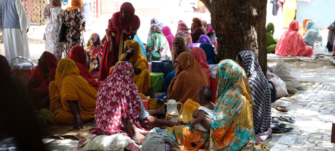 सूडान में गर्भवती महिलाएँ और अपने नवजात बच्चों के साथ, एक अस्पताल में अपनी बारी की प्रतीक्षा करते हुए.