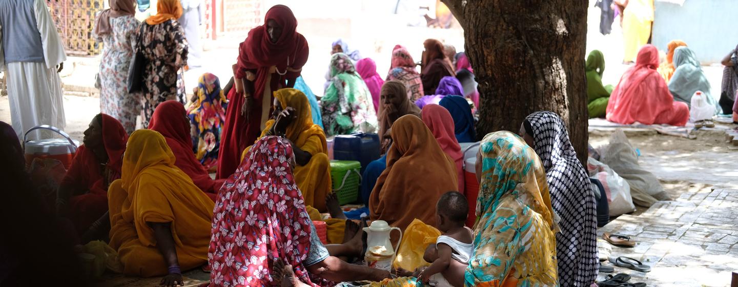 Des femmes enceintes ou ayant de jeunes enfants attendent leur rendez-vous dans une maternité de Port-Soudan.
