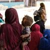 Des femmes enceintes ou ayant de jeunes enfants attendent leur rendez-vous dans une maternité de Port-Soudan.