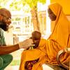 一名婴儿在尼日利亚的一家医疗中心接受治疗。