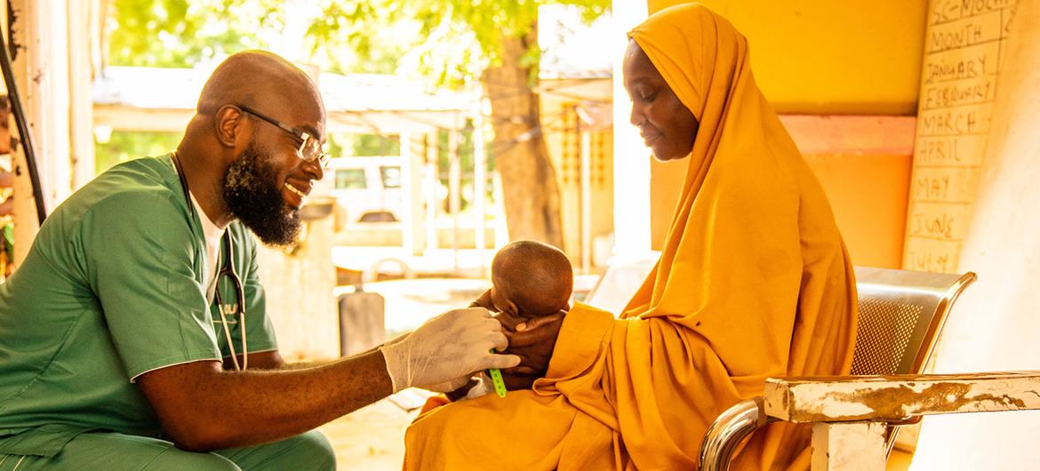 Um bebê é tratado num centro de saúde na Nigéria
