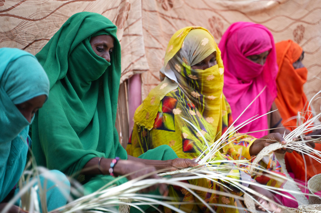 Des femmes travaillent dans un camp de réfugiés à Kassala, au Soudan.