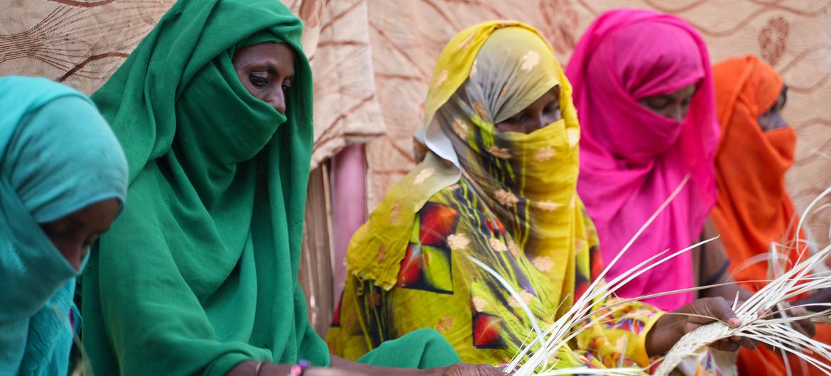 Le représentant spécial du Secrétaire général/Coordonnateur résident visite le centre pour femmes du camp de réfugiés de Wad Sherife à Kassala, au Soudan, en juillet 2023.