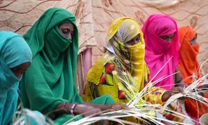 Des femmes travaillent dans un camp de réfugiés à Kassala, au Soudan.