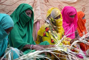 Des femmes travaillent dans un camp de réfugiés à Kassala, au Soudan.