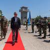 Aroldo Lázaro, Comandante da Força da Unifil, caminha sobre um tapete vermelho com um oficial da ONU em uma base militar em Naqoura, Líbano.