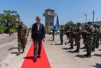 Aroldo Lázaro, Comandante da Força da Unifil, caminha sobre um tapete vermelho com um oficial da ONU em uma base militar em Naqoura, Líbano.