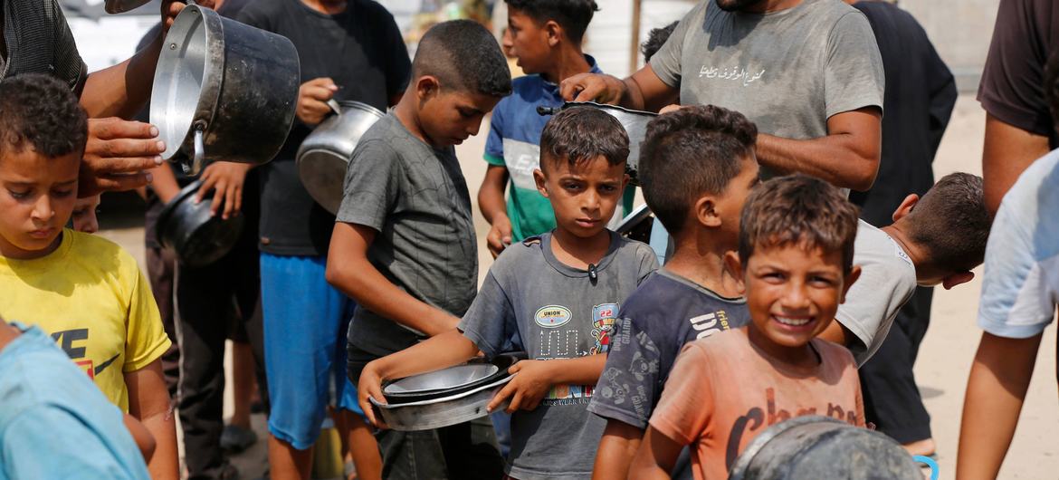 Un grupo de niños en espera para recibir comidad en Gaza.