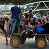 عائلة فلسطينية نزحت على عربة تجرها الخيول وسط الأنقاض في غزة.