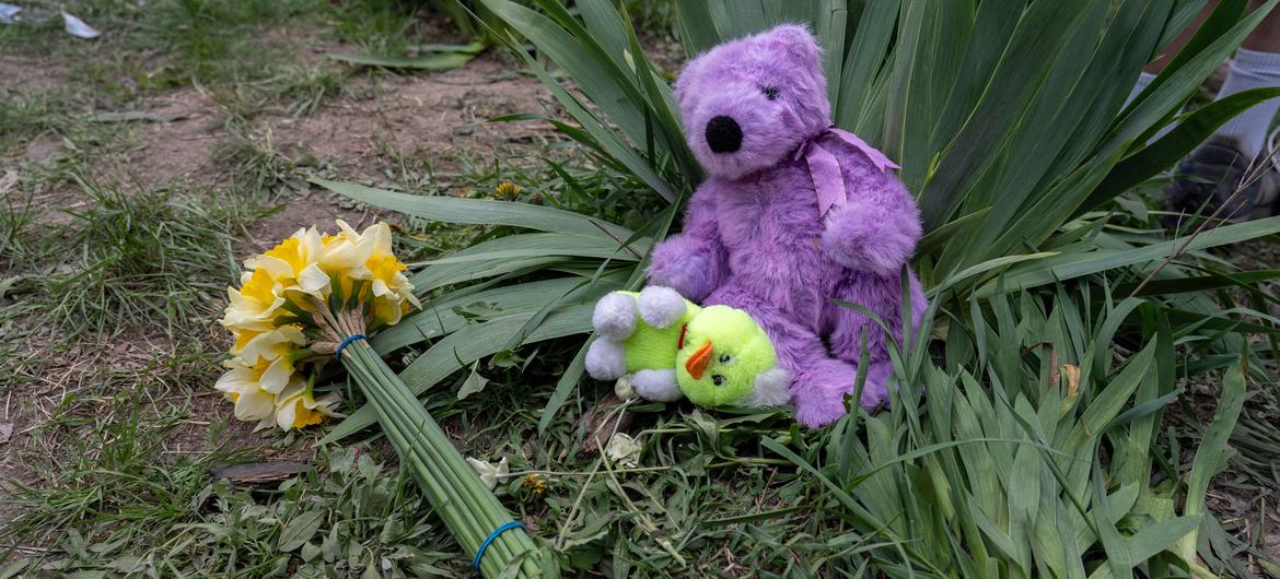 Мемориал на месте ракетного удара в память о детях, погибших в результате обстрела в Киеве, Украина.