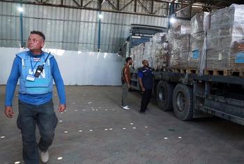 Malori 11 yaliyobeba vifaa vya matibabu ya kuokoa maisha yamewasili Deir Al-Balah huko Gaza.