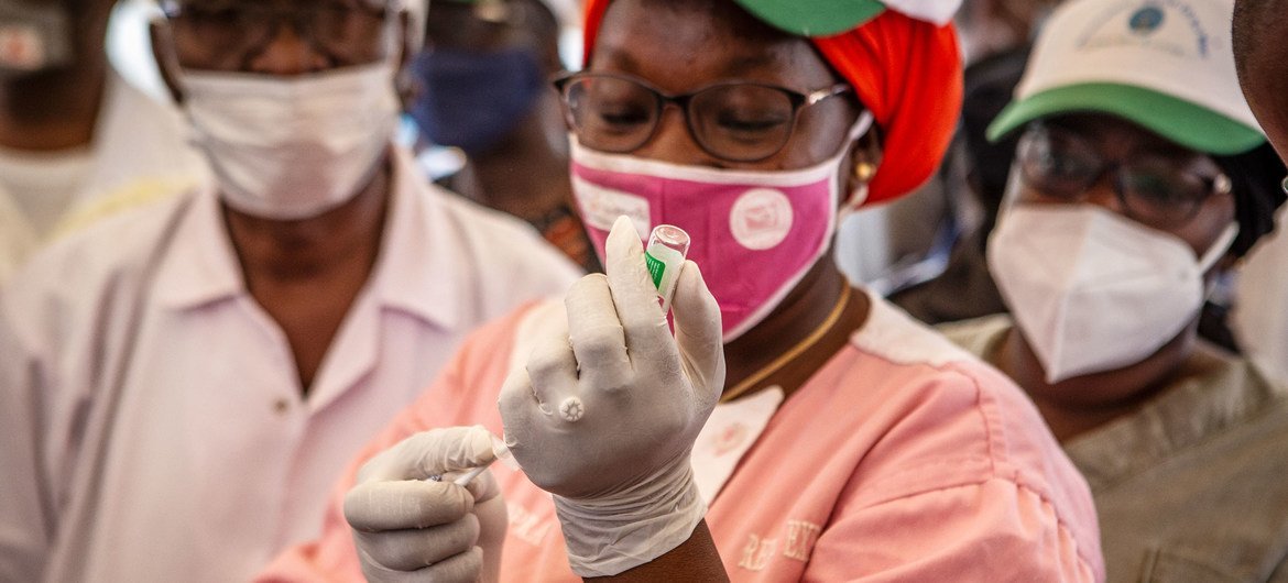 Enfermeira no Mali prepara uma dose de vacina 