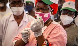 马里的一名卫生工作者正在准备接种通过新冠疫苗全球获取机制向这个西非国家提供的39万6000剂新冠疫苗中的一剂。