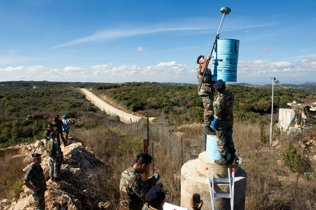 Des officiers de la FINUL et des officiers libanais utilisent l'un des « barils bleus », qui déterminent la Ligne bleue, dans le sud du Liban en 2010 (photo d'archives)