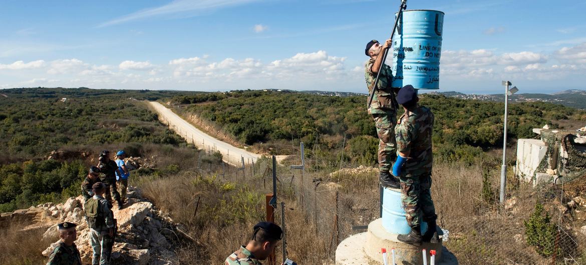 A Unifil e autoridades libanesas operam um dos “Barris Azuis”, que determinam a Linha Azul, no sul do Líbano em 2010 (arquivo)