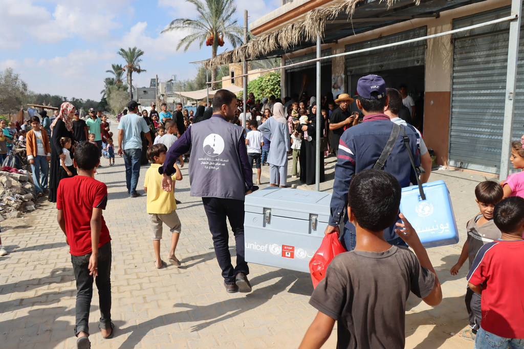 Des agents de santé livrent des kits de vaccination contre la polio à Gaza en septembre 2024.