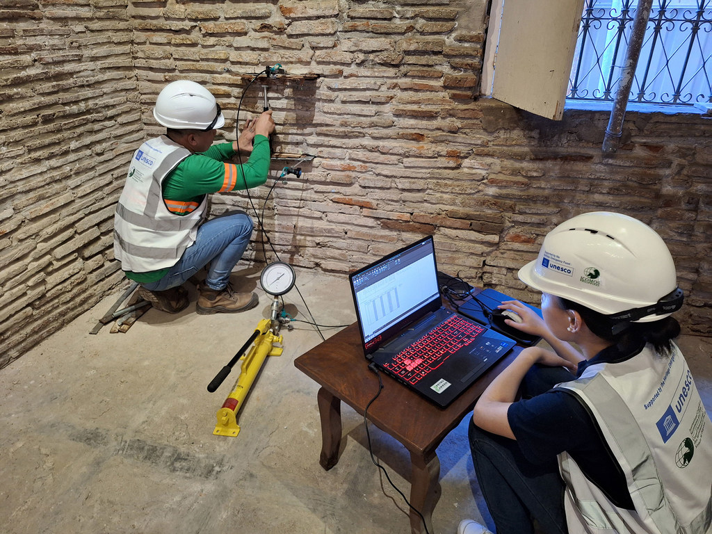 Des techniciens évaluent la structure d'un bâtiment historique à Vigan.