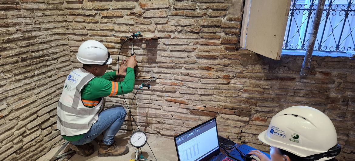 Técnicos avaliam estrutura de edifício histórico em Vigan.