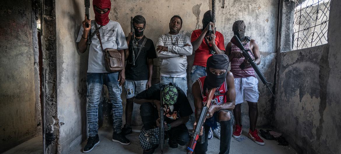 Membros de gangues brandem suas armas no bairro Delmas 3 da capital haitiana, Porto Príncipe