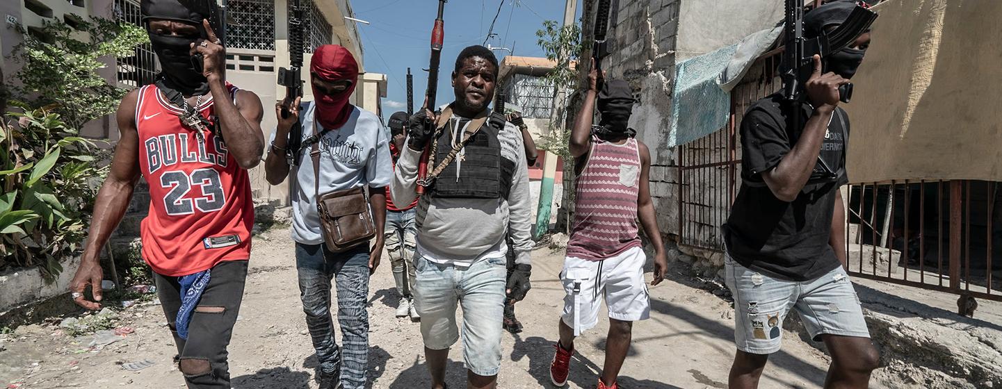 Des membres appartenant à un gang sillonnent un quartier de la capitale haïtienne, Port-au-Prince.