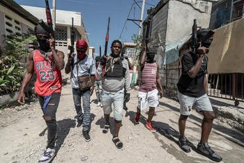 Miembros de una banda caminan por un barrio de Puerto Príncipe. Miembros de una banda caminan por un barrio de Puerto Príncipe.