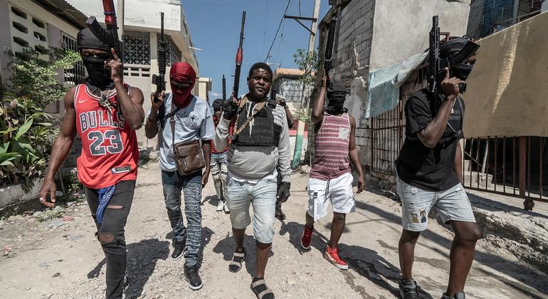 Des membres appartenant à un gang sillonnent un quartier de la capitale haïtienne, Port-au-Prince.