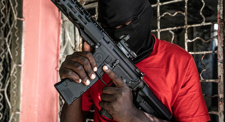 一名帮派成员在太子港德尔马斯三区摆出姿势。