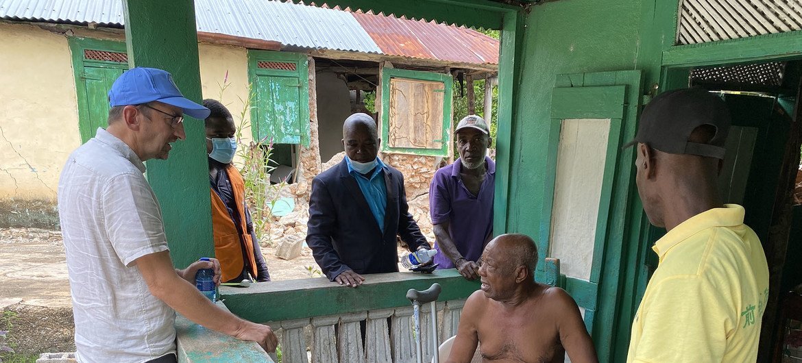 Bruno Lemarquis (à gauche), coordinateur résident et humanitaire des Nations unies en Haïti, s'entretient avec des personnes touchées par le tremblement de terre dans le sud-ouest du pays.