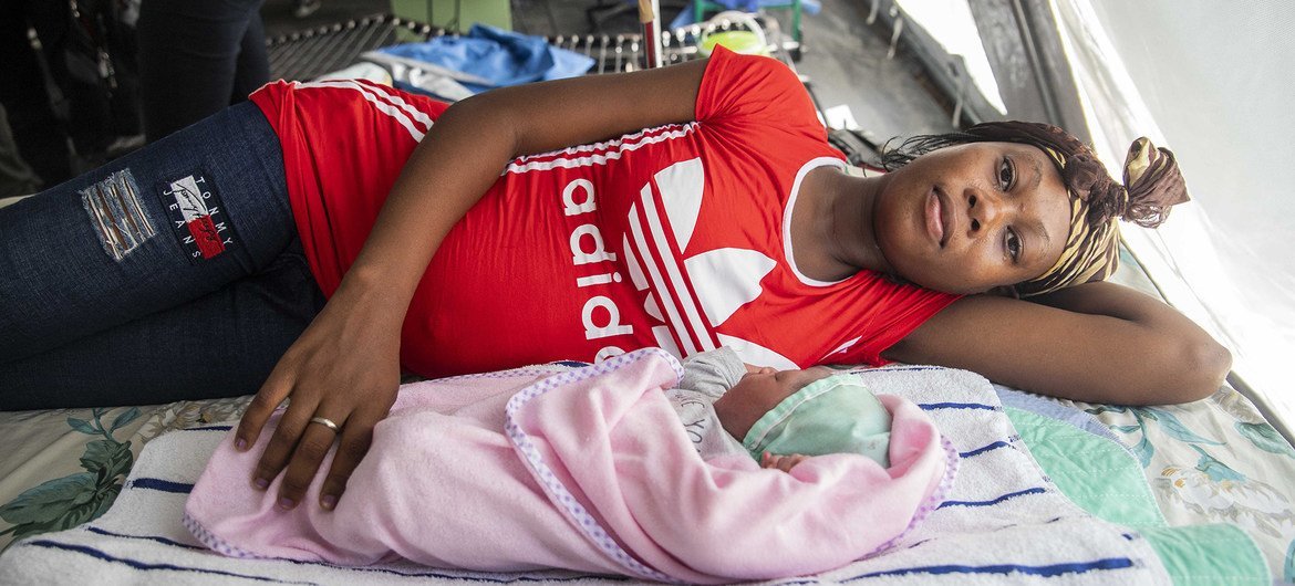 Désir Murielle y su bebé, Ives, descansan en una tienda convertidad en ala de maternidad.