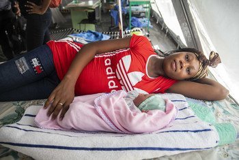 Désir Murielle et son nouveau-né, Yves, se reposent à la maternité.