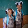 Deux jeunes filles haïtiennes retournent à l'école aux Cayes pour la première fois après le tremblement de terre d'août 2021.