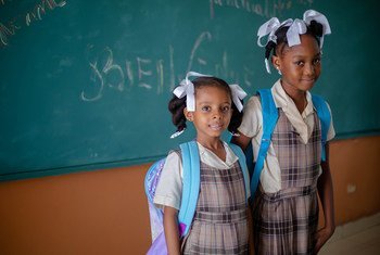 Dos niñas haitianas vuelven a la escuela en Les Cayes por primera vez tras el terremoto de agosto de 2021.
