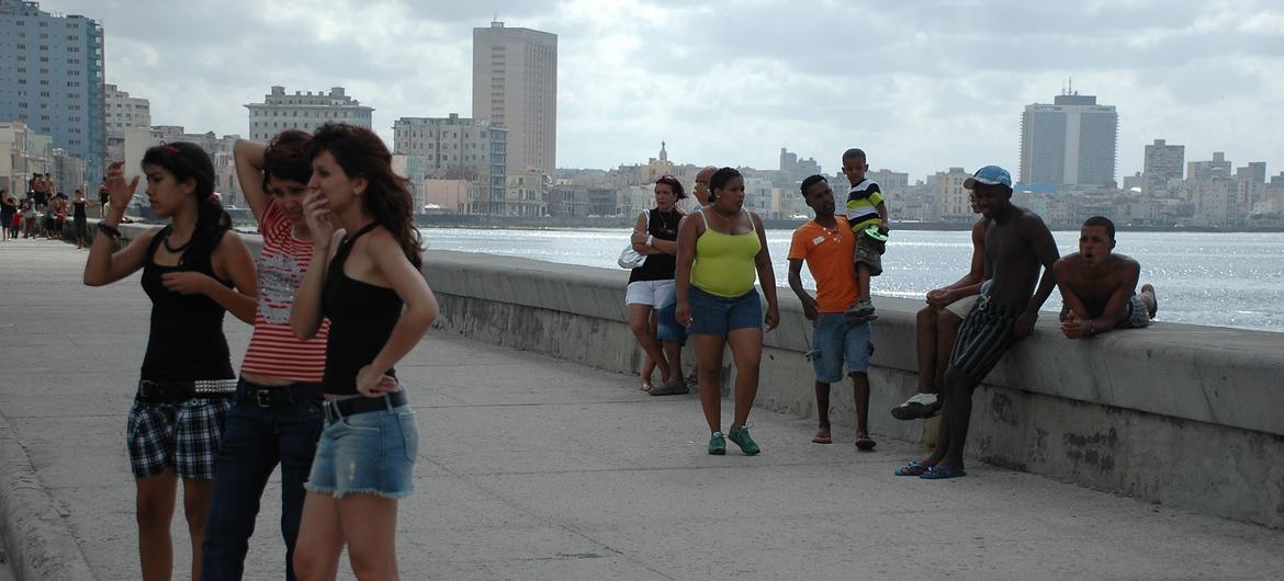 Un grupo de jóvenes se reúnen en el paseo marítimo de La Habana, en la capital cubana.