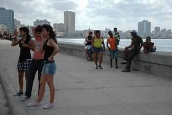 کیوبا کے دارالحکومت ہوانا کے ساحل سمندر پر لوگ اکٹھے ہیں۔