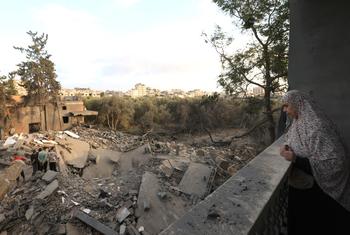 Una mujer en medio de la destrucción en Rafah, en el sur de la Franja de Gaza.