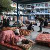 Familias buscan refugio del actual conflicto en Gaza en una escuela de la UNRWA.