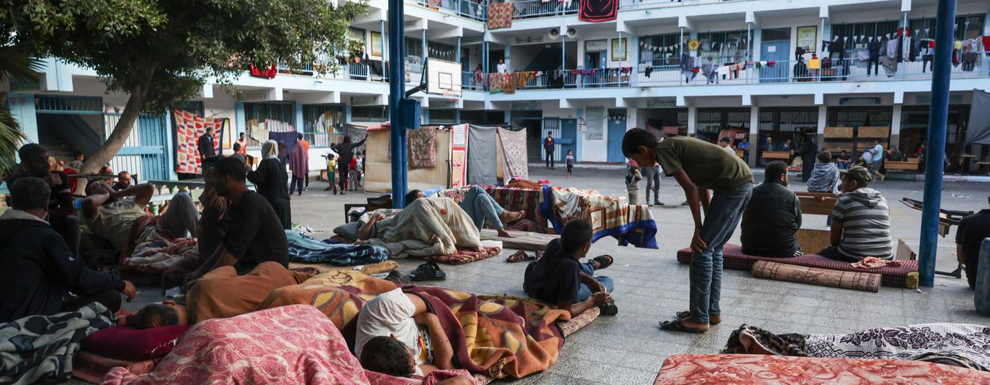 Familias buscan refugio del actual conflicto en Gaza en una escuela de la UNRWA.