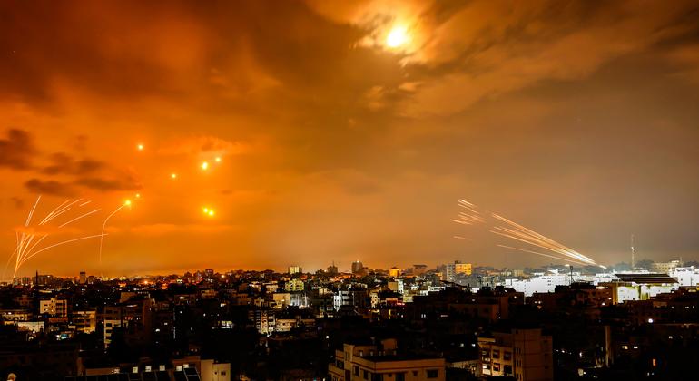 Ataques com mísseis continuam durante a noite em Gaza