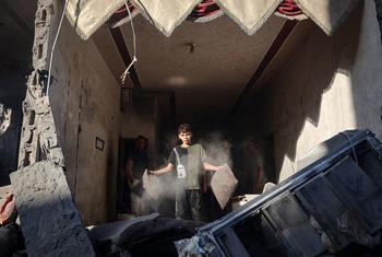 ग़ाज़ा में इसराइल की हवाई बमबारी में तबाह हुए अपने घर में, एक 9 वर्षीय बच्चा.