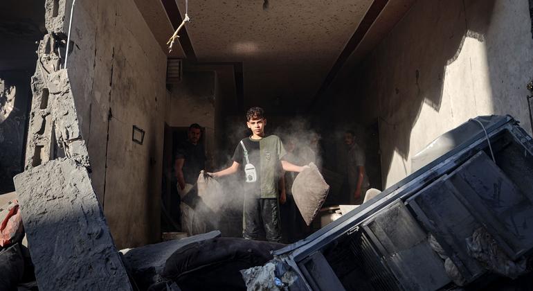 ग़ाज़ा में इसराइल की हवाई बमबारी में तबाह हुए अपने घर में, एक 9 वर्षीय बच्चा.