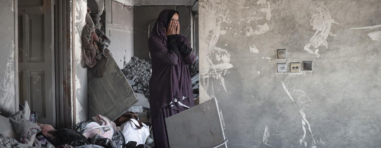 Une femme visite sa maison bombardée dans la ville de Rafah, dans le sud de la bande de Gaza.