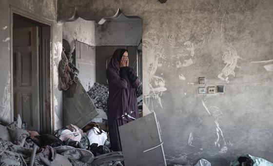 سيدة فلسطينية تزور بيتها المدمر في مدينة رفح جنوب قطاع غزة.