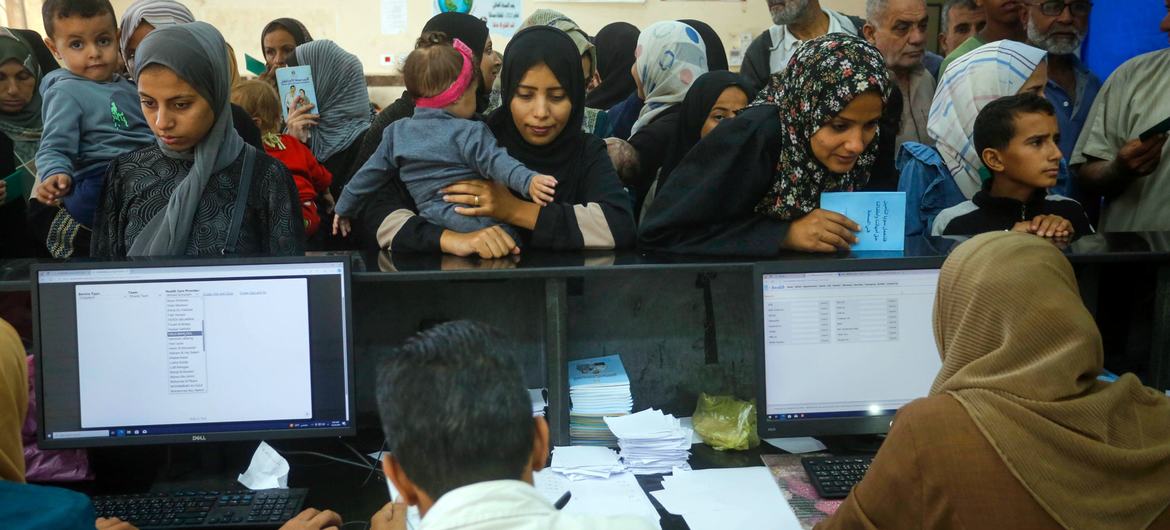 Des personnes se font soigner dans un centre de santé de l'UNRWA à Deir al-Balah, à Gaza.