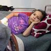 Un niño se recupera en un hospital de Gaza tras el bombardeo del refugio en el que vivía con su familia.