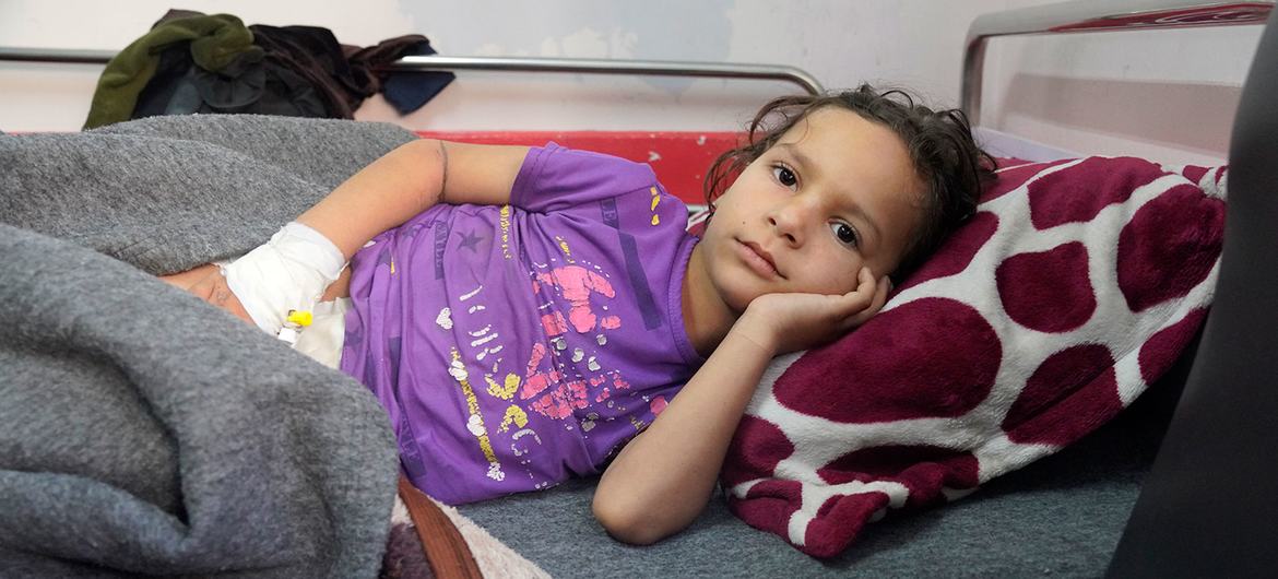 Criança se recupera em um hospital em Gaza depois que o abrigo em que vivia com sua família foi bombardeado.