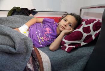 Criança se recupera em um hospital em Gaza depois que o abrigo em que vivia com sua família foi bombardeado.