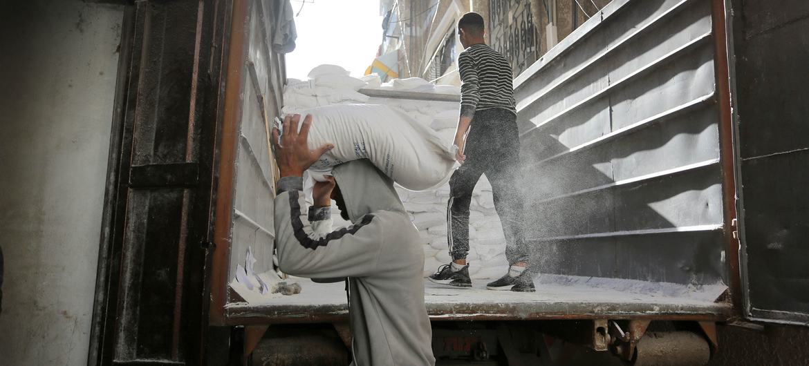 Un camión cargado de harina llega al norte de Gaza