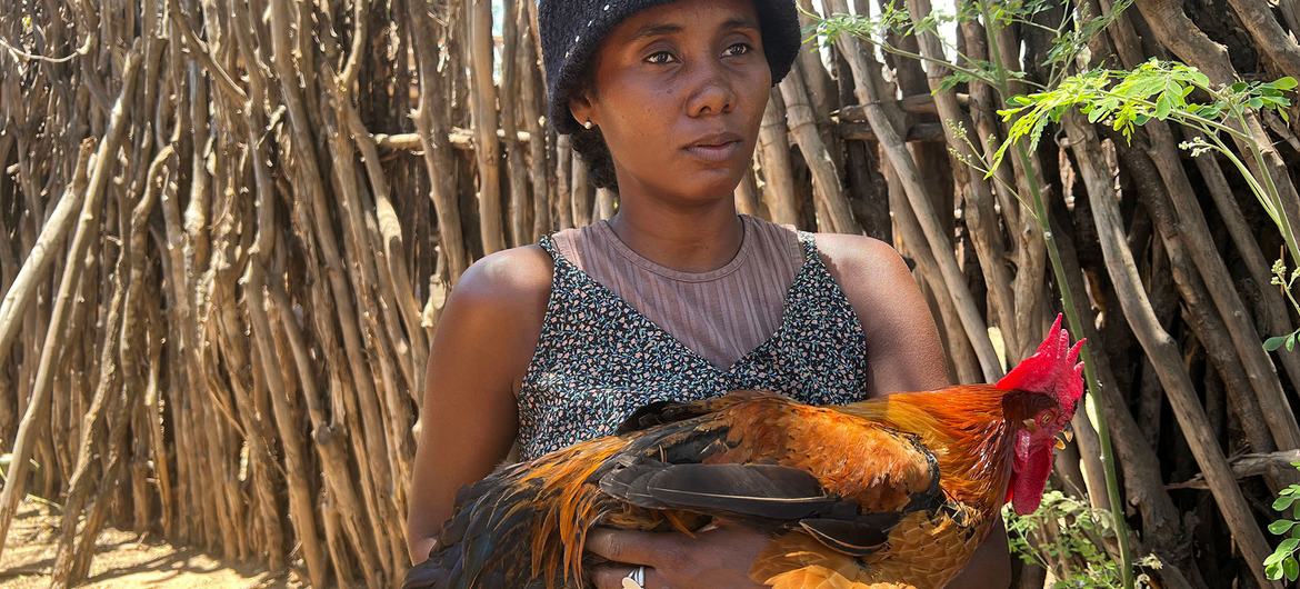 Lucette Vognentseva houdt een van de kippen vast die zijn gekweekt uit een Tanzaniaans ei.